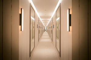 Idées Déco Couloir Long et Étroit : 7 Astuces pour l&rsquo;Agrandir Visuellement